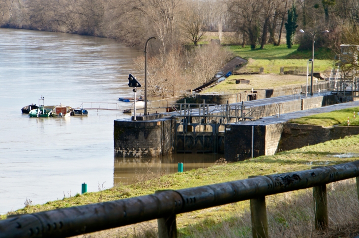 L'écluse N° 53 de 1856, est la première sur le canal latéral à la Garonne, elle est située à son embouchure.  - Castets-en-Dorthe