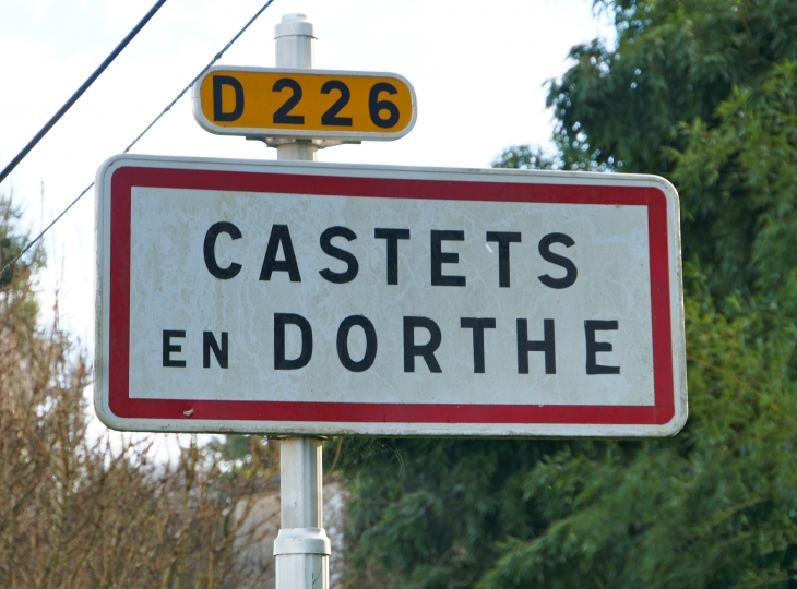 Autrefois : forme gasconne du mot latin  - Castets-en-Dorthe