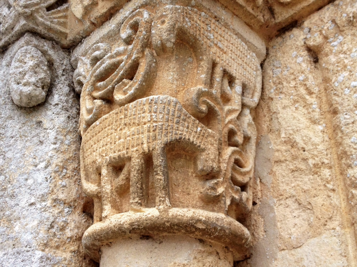 Chapiteau de colonne du portail orné de quadrupèdes. - Cérons