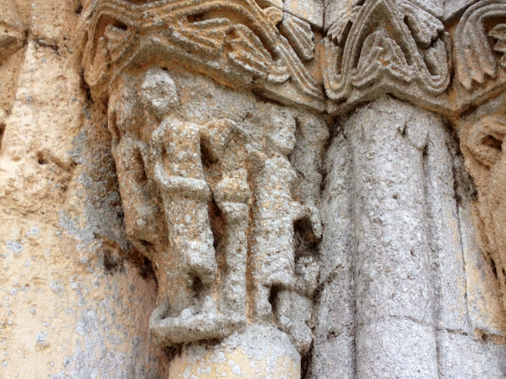Chapiteau de colonne du portail orné de personnages. - Cérons