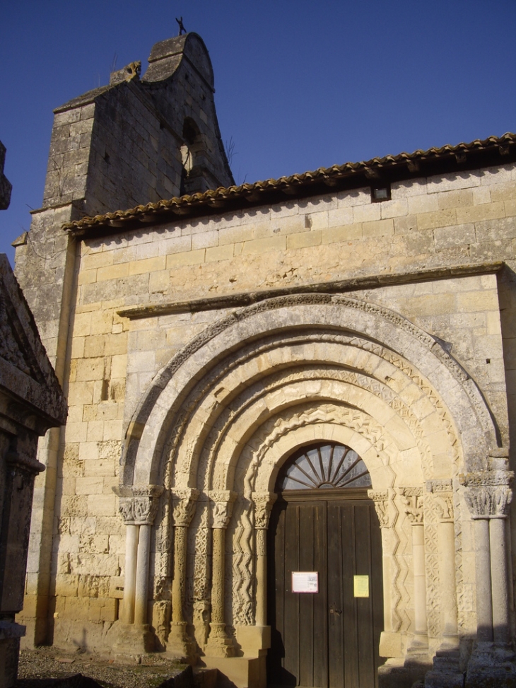 Le portail de l'église de style saintongeais (MH) - Courpiac