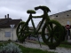 Le vélo végétal sur un rond-point de la station-vélo.
