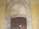 Sous le porche de l'église, le portail et son tympan avec des inscriptions de 1490.