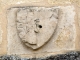 Détail : blason sculpté sur une pierre de la façade nord de l'église Notre-Dame.