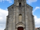 Façade occidentale de l'église Saint Michel. De style roman, cette église du XIXe siècle est en forme de croix latine. Elle semblerait avoir été édifiée au XIIe siècle..