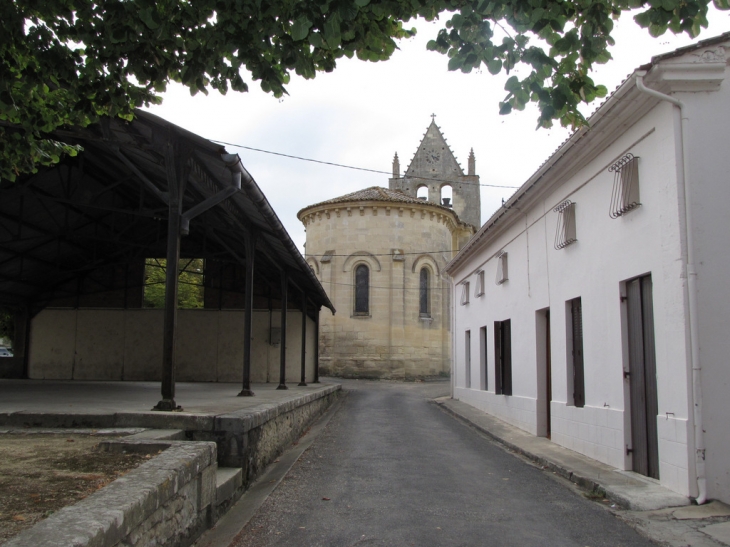 Le marché couvert et l'église - Frontenac
