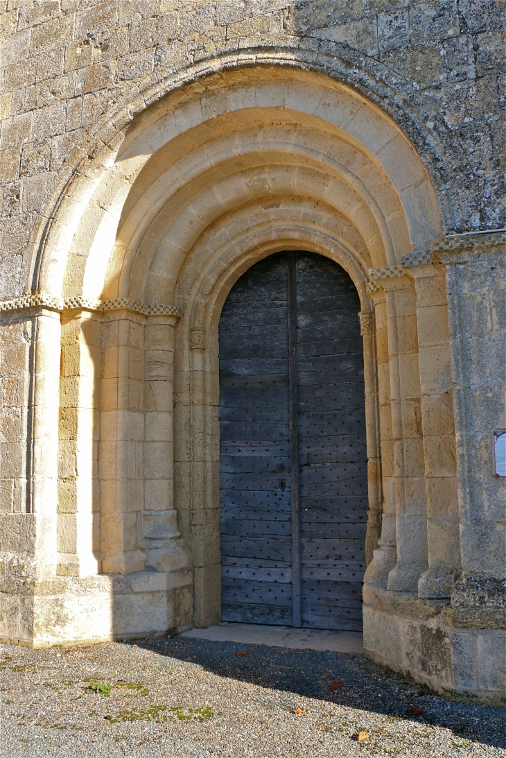 Le portail de l'église Notre Dame. - Frontenac