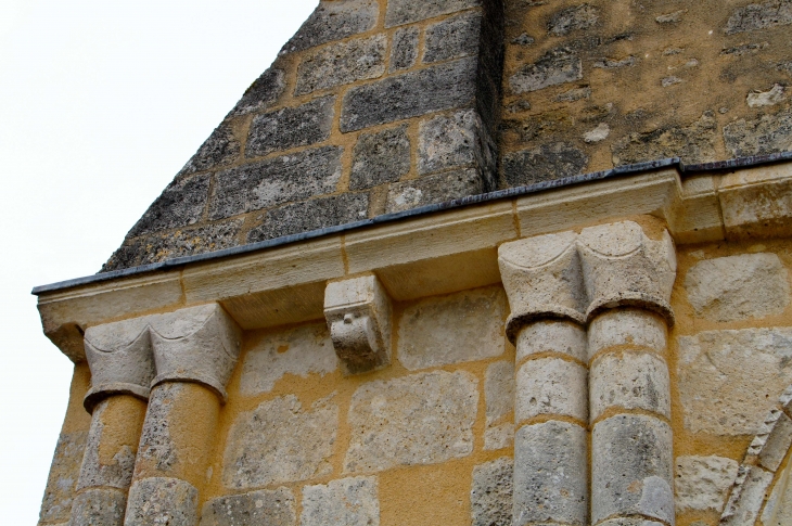 Modillon et chapiteaux sculptés de la corniche au dessus du portail. Eglise Saint Pierre. - Gours