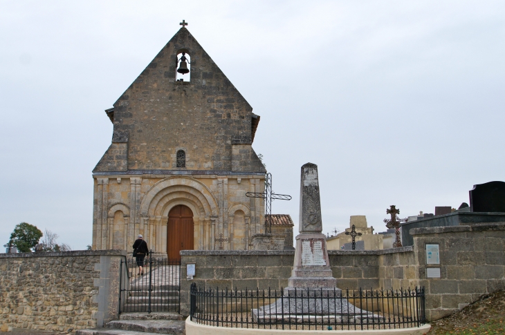 Vue sur l'église Saint Pierre et le Monument aux Morts. - Gours