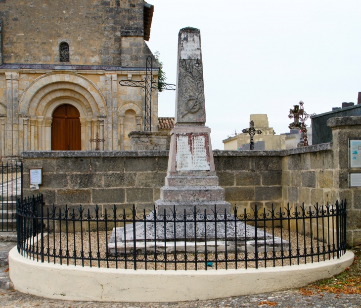 Ce monument aux morts en forme d'obélisque simple est sculpté d'une palme et d'une couronne de lauriers (XXe siècle). - Gours