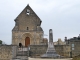 Photo suivante de Gours Vue sur l'église Saint Pierre et le Monument aux Morts.