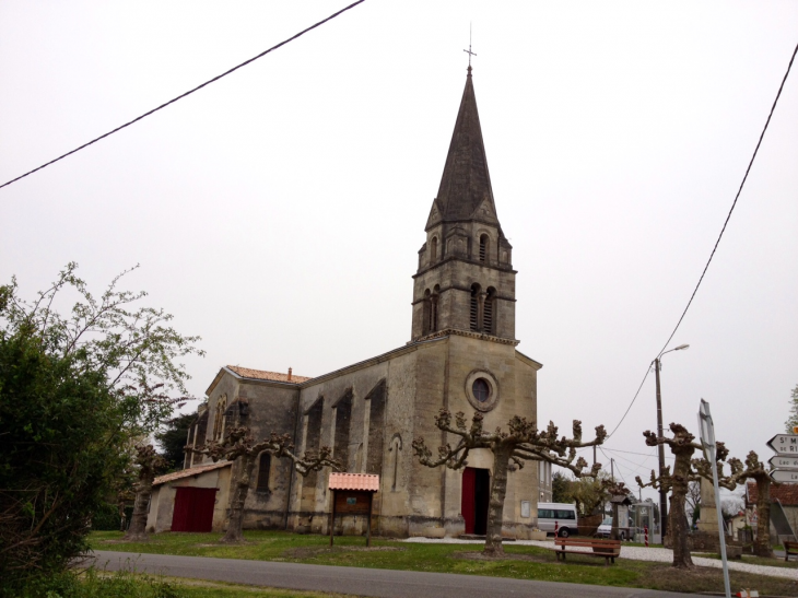L'église Saint Martin reconstruite au XIXème. - Guillos