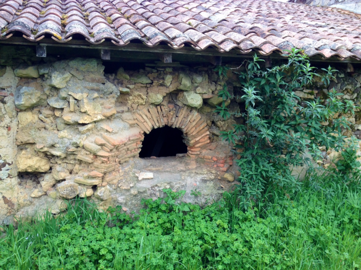L'ancien four à pain au centre du village. - Guillos