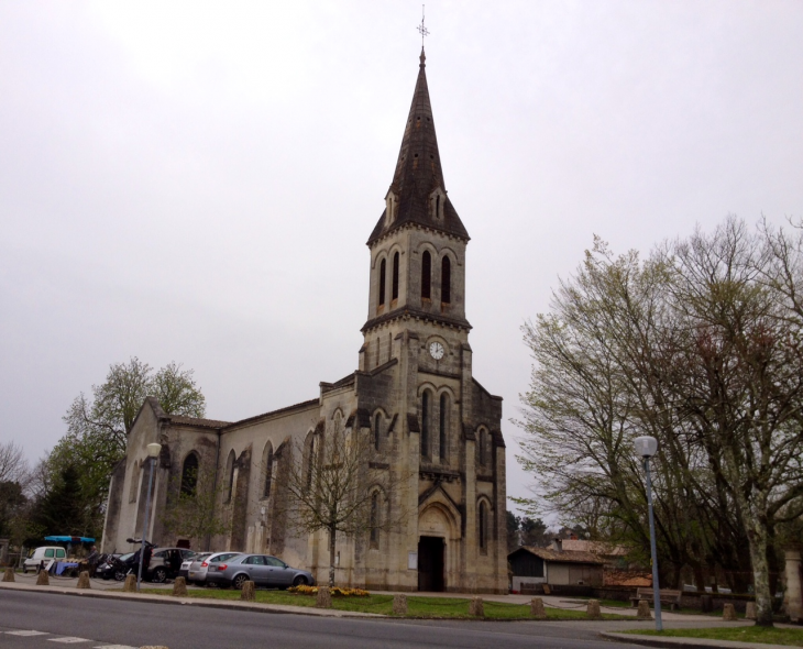 L'église Saint Pierre début XXème. - Hostens