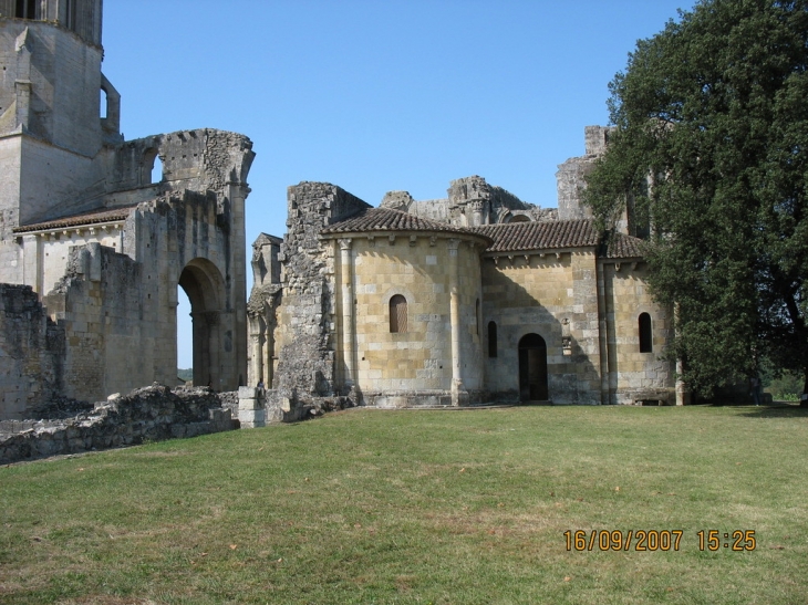Un coin de l'abbaye nettoyé - La Sauve