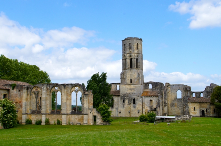 L'abbaye de la Sauve-Majeur fut fondée en 1079 par le duc d'Aquitaine et Saint Gérard. A son apogée, elle abritait 300 moines.