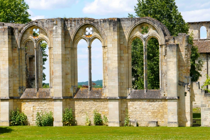 Les-baies gothiques-du-refectoire-abbaye-de-la-sauve-majeure - La Sauve