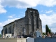 L'église dédiée à Saint-Pierre, de style gothique des XIIIe et XIVE siècles. Elle est bâtie au milieu d'un cimetière surélevée, borné par 3 croix gothiques du XVIe siècle.