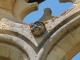 Détail : Tête scultée en haut des baies gothiques du refectoire.