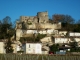 Au lieu dit Pied du Château, le château fort (MH) 13/14/18ème, dominant la vallée de la Garonne.