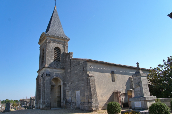 L'église Saint Nicolas possède une façade du XVIIIe siècle et un clocher pointu qui remplace l'ancien mur-pignon. - Le Fieu