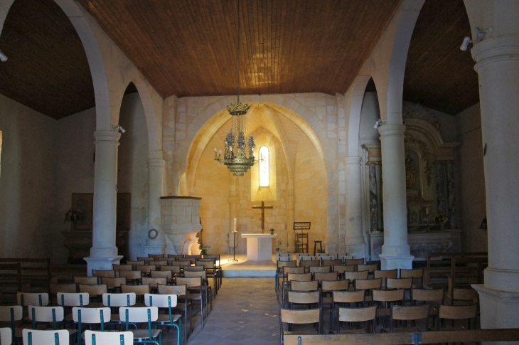 Eglise Saint Nicolas. La nef à trois arches est lambrissée et le cheur est orné d'une chaire de pierre qui reprend la forme de l'ancienne en bois. - Le Fieu