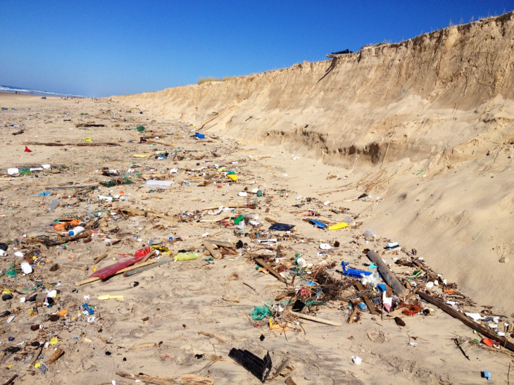 Les tonnes de déchets déposés sur la plage par de violents courants lors des tempêtes de l'hiver 2013/2014. - Le Porge