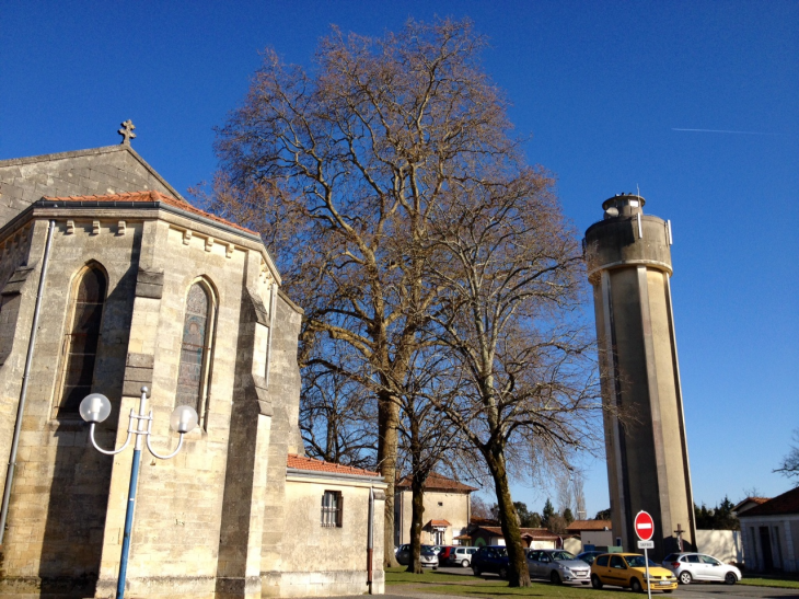 L'église XIXème, le platane remarquable de 130 ans d'âge et le château d'eau du Porge. - Le Porge