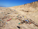 Les tonnes de déchets déposés sur la plage par de violents courants lors des tempêtes de l'hiver 2013/2014.