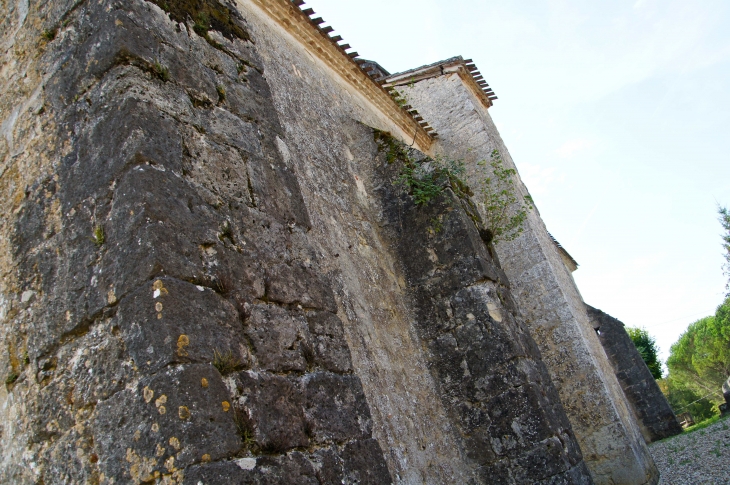 Eglise Sainte Anne : L'angle sud est  comporte un contrefort roman repris et allongé en contrefort gothique.. - Le Puy