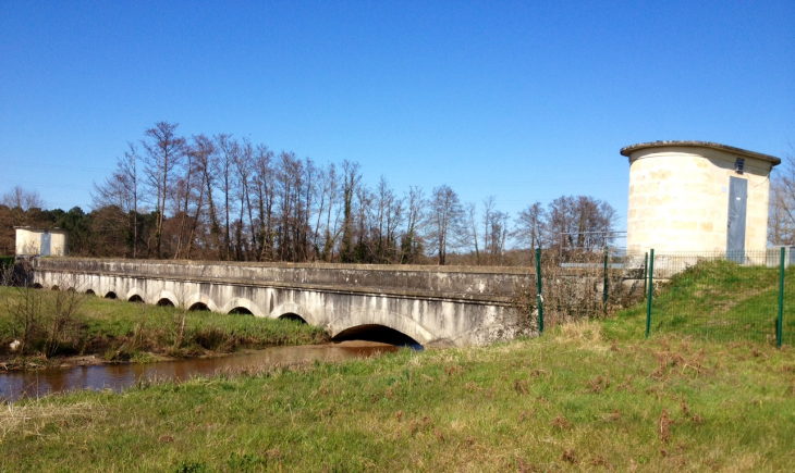 L'aqueduc du Thil franchissant sur un pont la jalle d'Eysines. - Le Taillan-Médoc