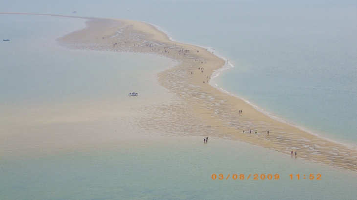Banc de sable à marée basse au pied du phare de Cordouan. - Le Verdon-sur-Mer