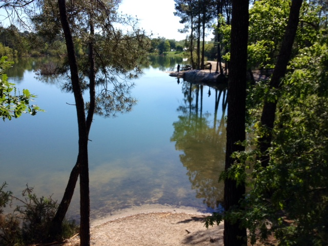 Le lac bleu aux Terres Rousses. - Léognan