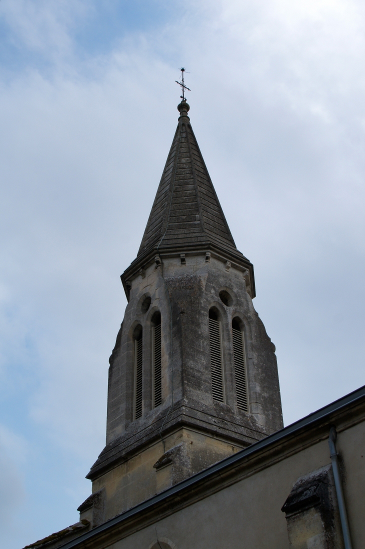Le clocher de l'église Saint-pierre ès Liens. - Les Églisottes-et-Chalaures