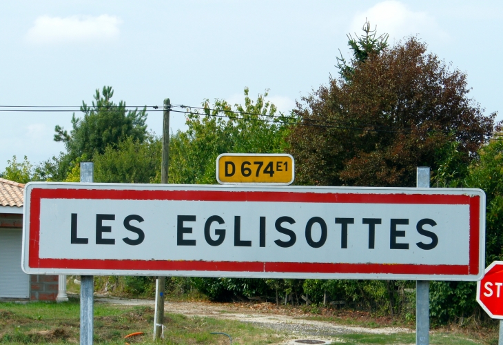 Origine du nom : Eglisottes rappellerait l'existence de plusieurs petites églises ou chapelles. - Les Églisottes-et-Chalaures