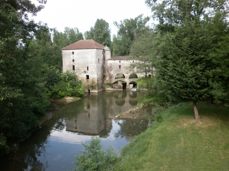 Le moulin à eau sur arcades XVIème, exhaussée XVIIIème. - Loubens