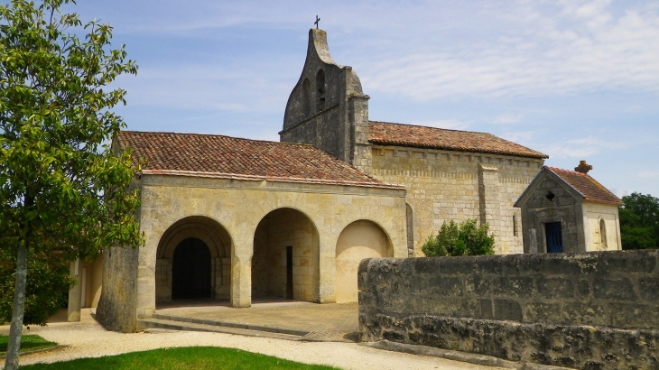 L'église de style roman et son clocher-pignon chantourné. - Loupes