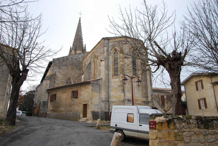 Eglise de Lussac vue de l' allée du 19 Mars 1962