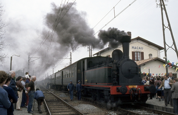 Train à vapeur en gare de Macau en avril 1984.