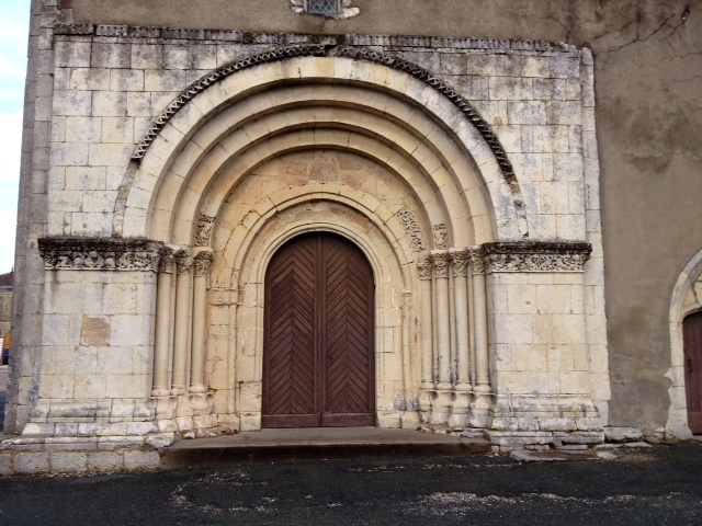 Le portail de l'église. - Marcillac
