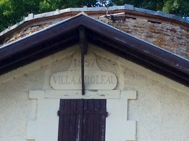 Détail de la façade de la partie habitation du moulin à vent. - Mérignac
