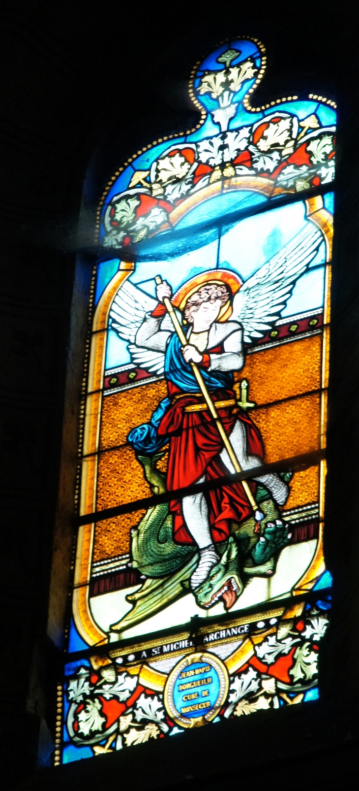 A ST Michel Archange, vitrail de l'église Notre Dame. - Monségur