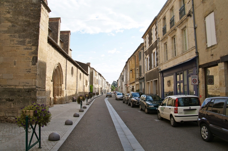 Rue des Victimes du 3 août 1944. - Monségur