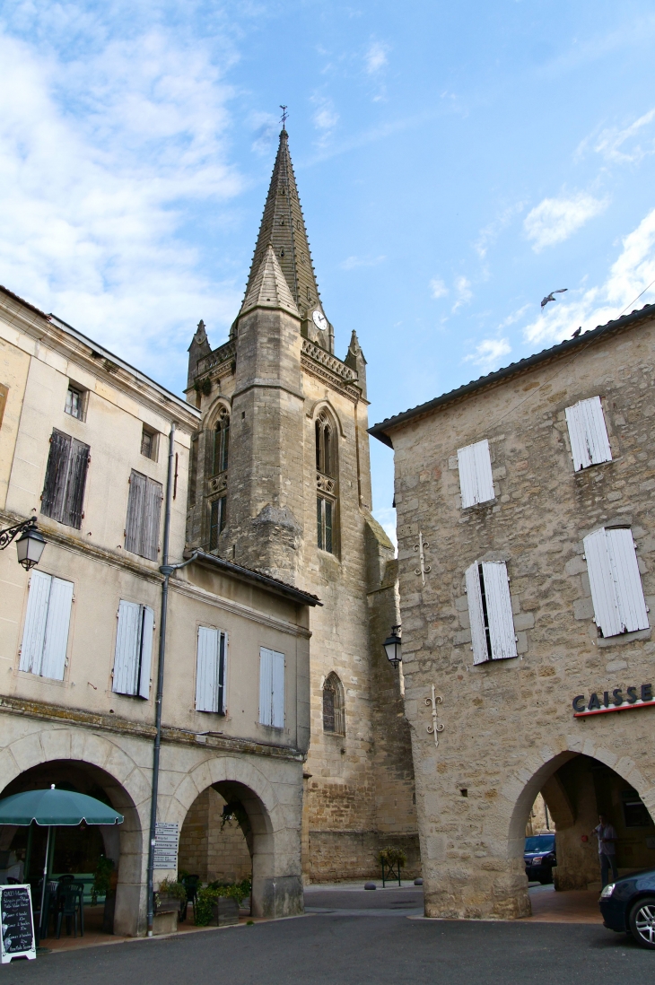 Place de la Halle. L'église Notre Dame de type languedocien est caractéristique des églises de bastide. - Monségur