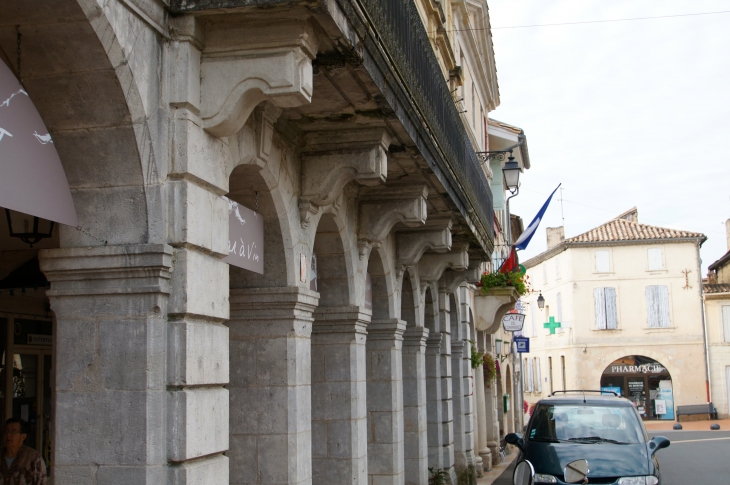 Grand Hôtel : XIIIe siècle, 1587 et XIXe siècle., place Robert Darniche. - Monségur