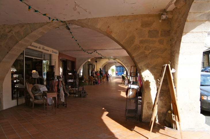 Galerie à arcades, place de la Halle. - Monségur