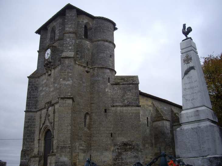 L'église romane (IMH) et le monument aux morts. - Nérigean