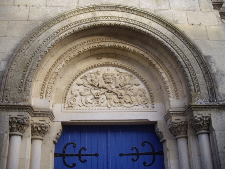 Le portail de l'église. - Paillet