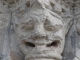 Chapiteau sculpté de colonne du portail de l'église.