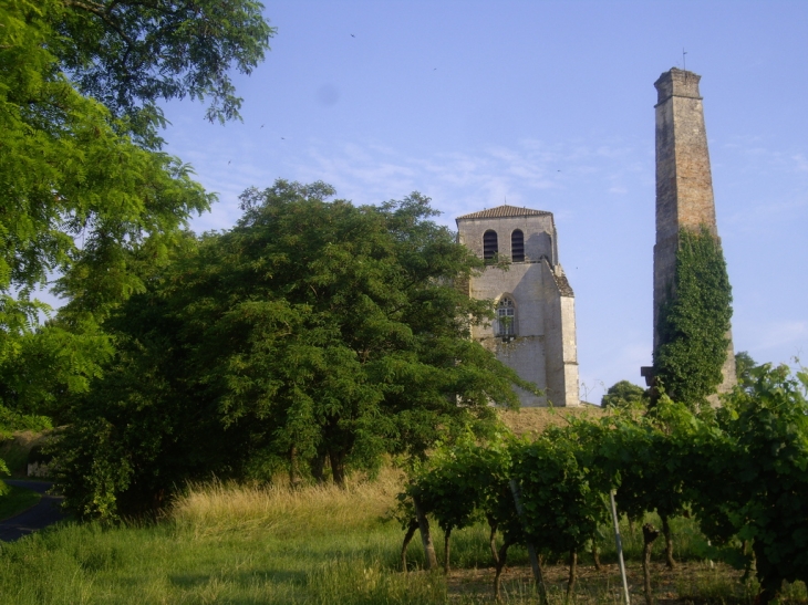 L'église romane fin 12ème (MH) et la grande cheminée, seul vestige d'une ancienne briquetterie. - Pujols